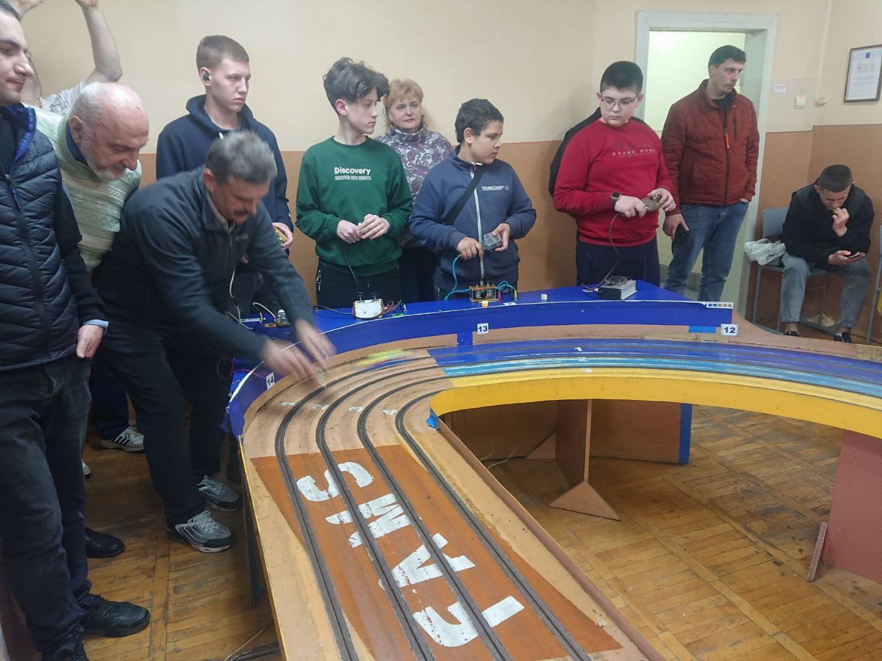 Автомодельний драйв у Чернівцях! 15 квітня 2025 року, у Чернівцях на базі Чернівецького центру юних техніків ім. Л. К. Каденюка відбулася Відкрита першість міста з автомодельного спорту “Віраж” (трасові моделі).