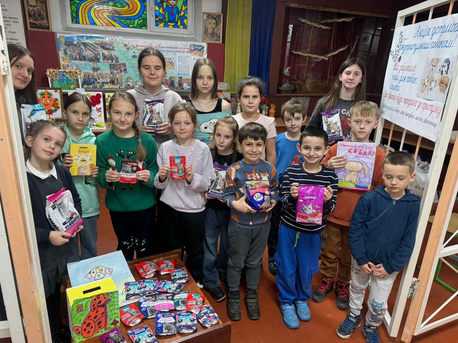 Гуртківці нашого закладу провели благодійну ініціативу зі збору корму для безпритульних тварин, що перебувають у зоні бойових дій.