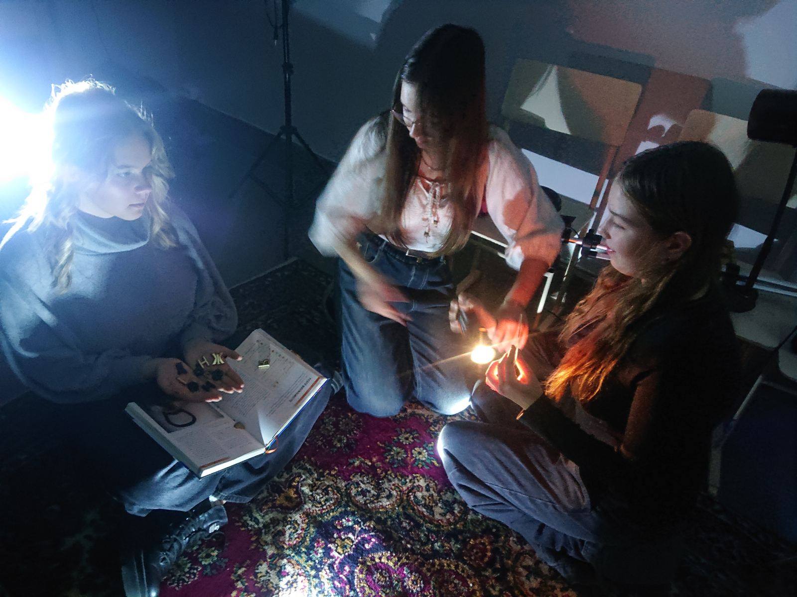 Вихованки фотостудії «Погляд» (керівник Микола Емельянов) навіть під час відключення світла не зупиняються