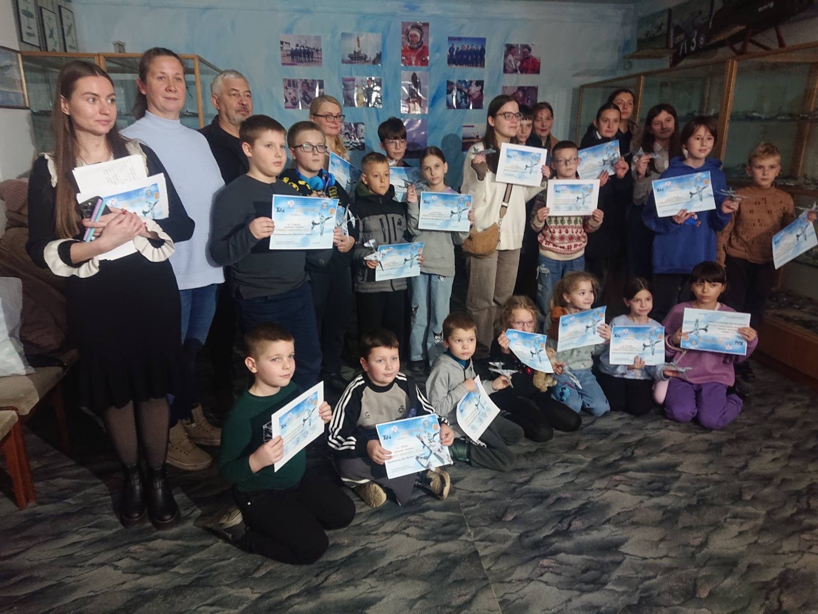 Сьогодні ми провели яскраві змагання – флешмоб “Крила захисника” — подію, у якій діти, батьки та педагоги об’єдналися заради однієї важливої мети: подарувати нашій спільноті відчуття підтримки та вдячності тим, хто нас захищає.