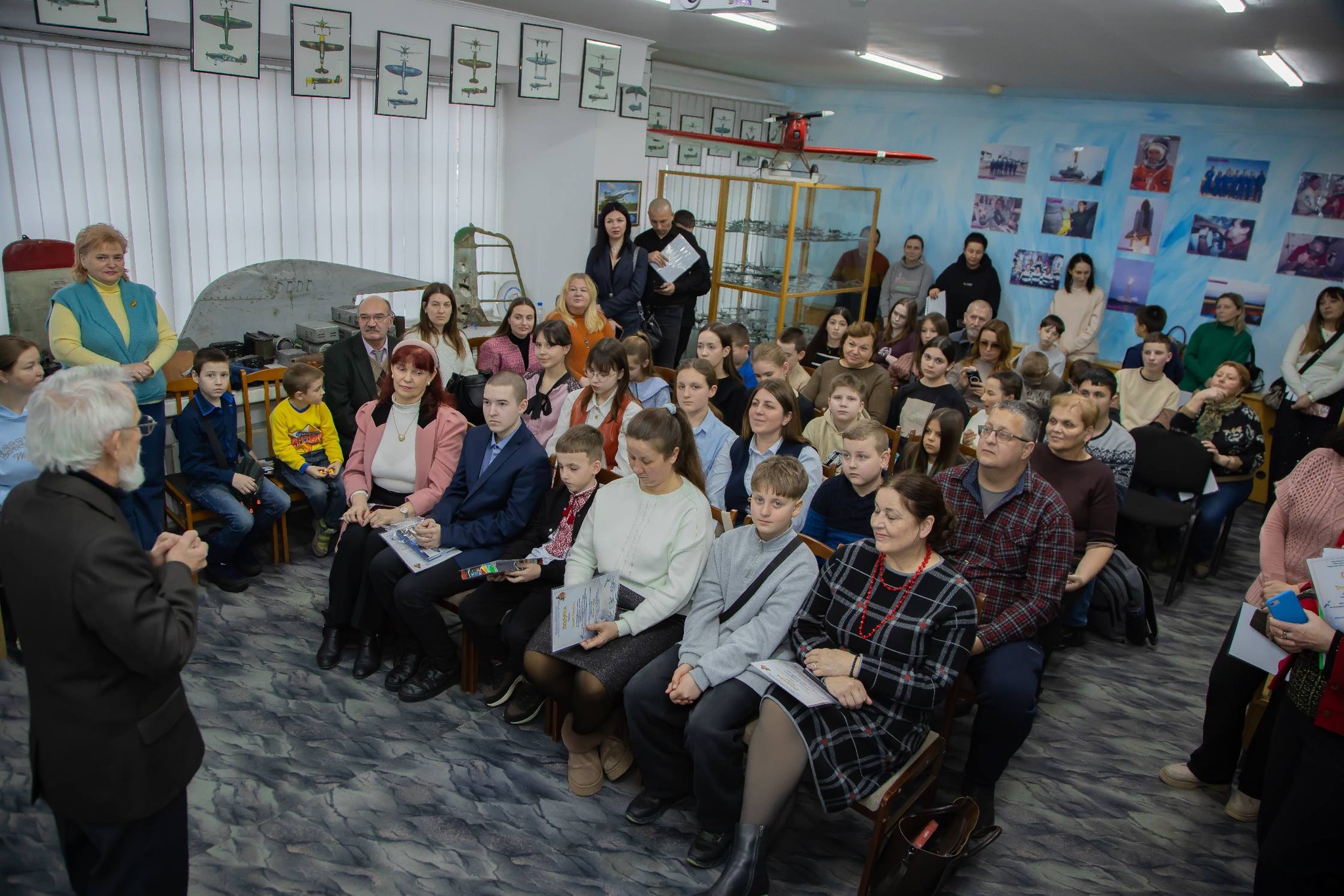 19 лютого 2026 року в Музеї авіації та космонавтики при Чернівецькому центрі юних техніків імені Леоніда Костянтиновича Каденюка Чернівецької міської ради відбулося урочисте нагородження переможців Міжнародної освітньо-наукової конференції «Всесвіт» грамотами та цінними подарунками.