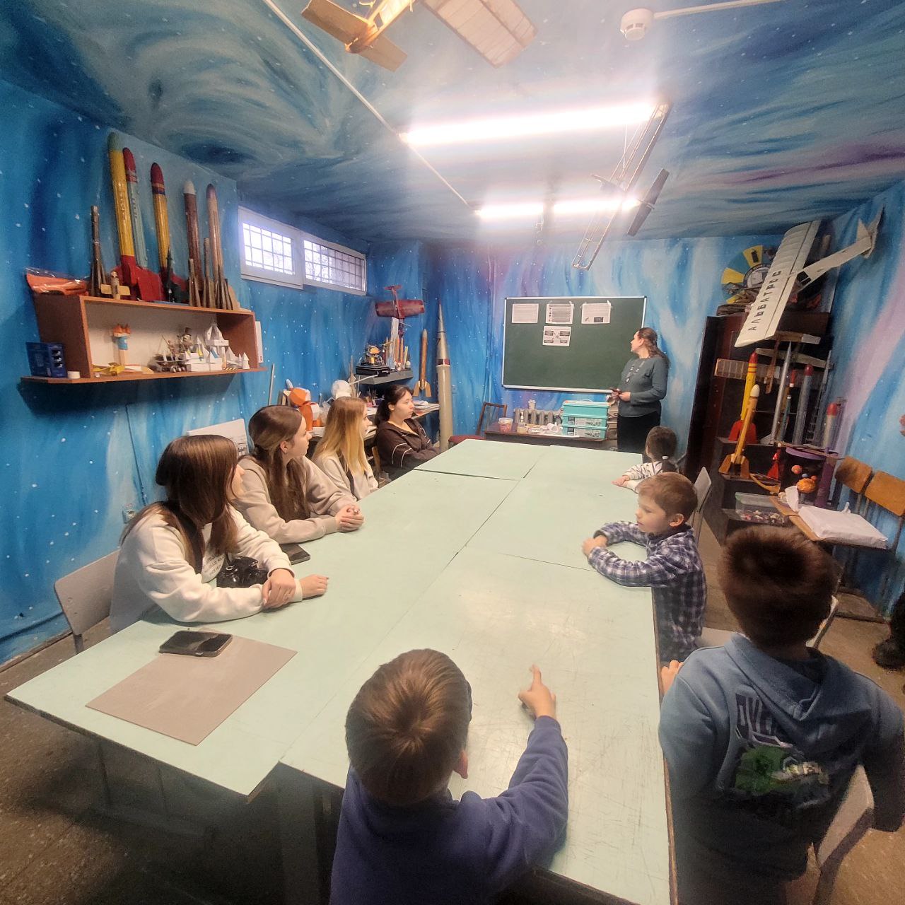 Протягом 18–23 лютого 2026 року в Чернівецькому центрі юних техніків імені Леоніда Каденюка відбувся День кар’єрного зростання, а також проведено бесіди в гуртках з питань інформаційної безпеки та протидії ворожому інформаційно-психологічному впливу.