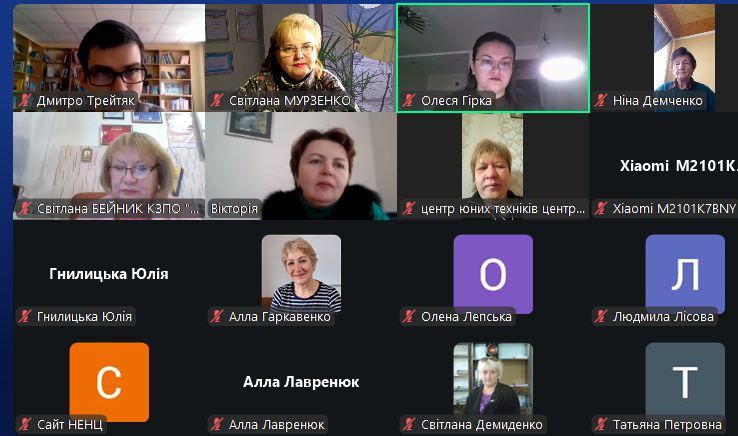 Педагоги Чернівецького центру юних техніків ім. Л. К. Каденюка — Світлана Мурзенко, заступник директора з навчально – виховної роботи, та Наталія Мельничук, методист закладу — успішно пройшли навчання за програмою онлайн-інтенсиву «Сучасні підходи до формування української національної ідентичності в системі позашкільної освіти».