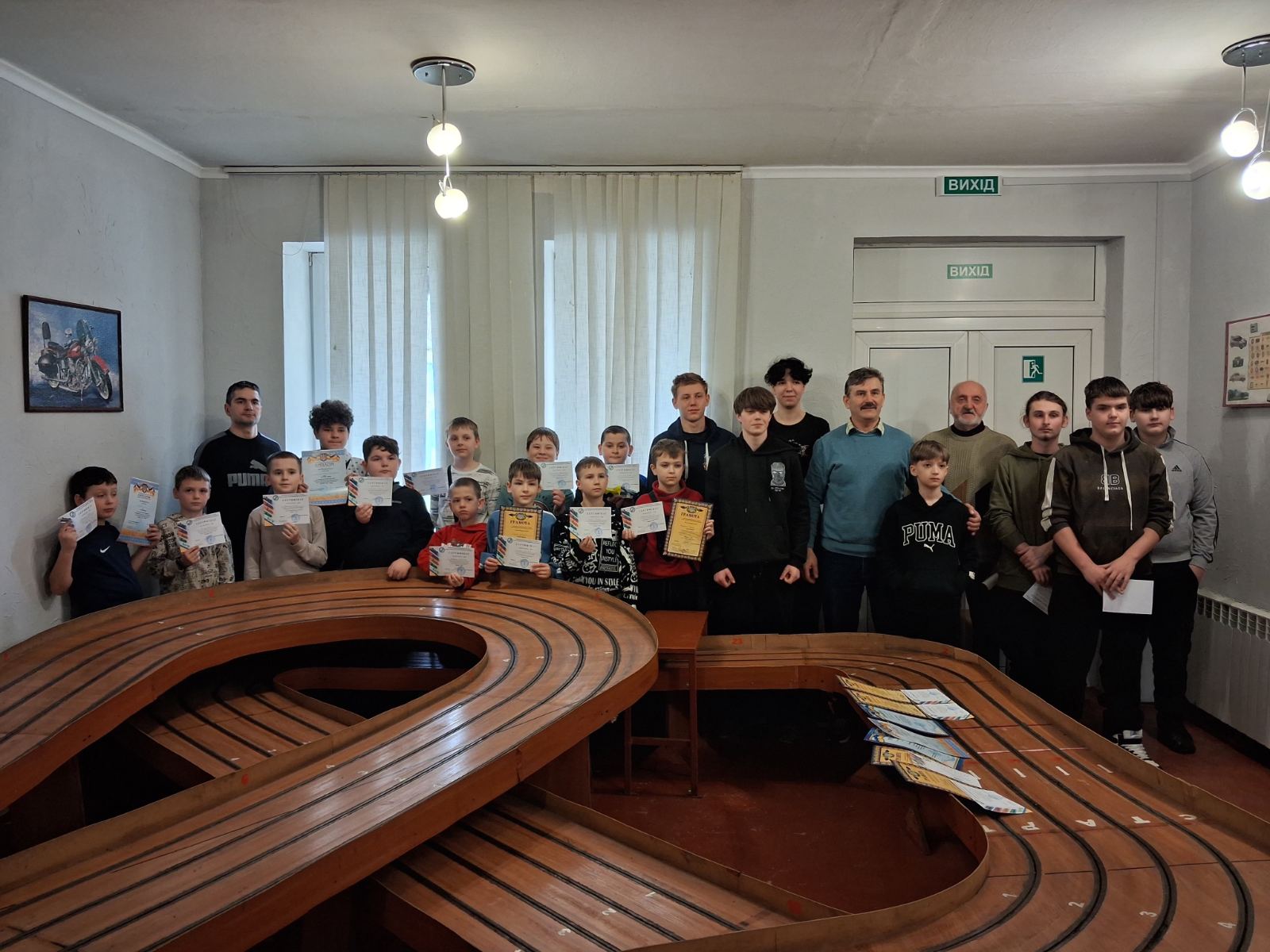 Крокуємо до Перемоги! Популяризуємо спортивно – технічні види спорту та організовуємо змістовне дозвілля учнівської молоді в Чернівецькому центрі юних техніків ім. Л. К. Каденюка. Заняття трасовим автомоделізмом – хороший трамплін для досягнення майстерності вихованців спортивно – технічних гуртків.