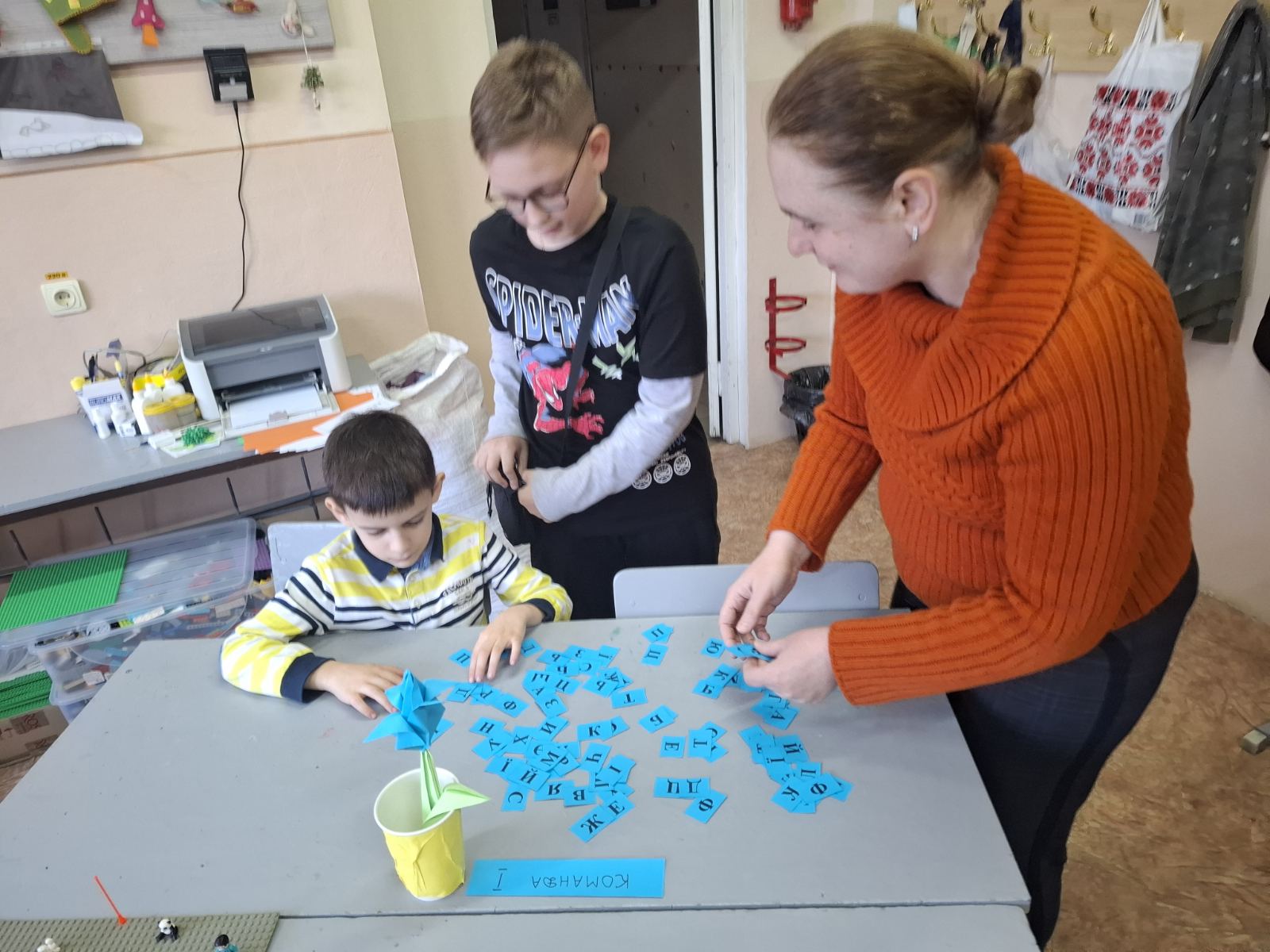 12.03.2026р. практичним психологом ЧЦЮТ ім. Л. К. Каденюка, Олесею Брандес проводилися ігрові вправи для дітей шкільного віку (7 – 11р.) з метою формування стійкості, розвиток уважності, логіки, весело та з користю провести час. А саме: