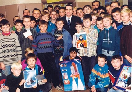 Леонід Каденюк з вихованцями клубу юних техніків «Кварц». 
30 жовтня 1998 року.